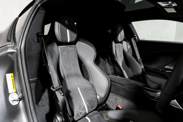 Ferrari 12Cilindri COUPE. HISTORIC PAINTWORK. PASSENGER DISPLAY. LIFT. PANO ROOF. CARBON INT. 2