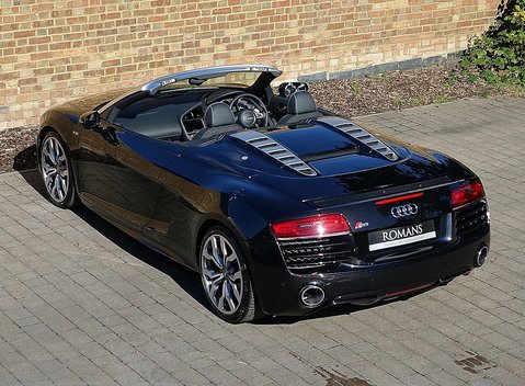 Audi R8 V10 Spyder 12