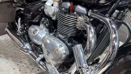 Triumph Speedmaster 2019 ONLY 24K LONG MOT PANNIERS SISSY BAR CRUISER ROADSTER 32