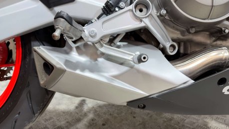 Aprilia Tuono 660 2021 ONLY 11K STUNNING BIKE NEW TYRES MID WEIGHT NAKED 15