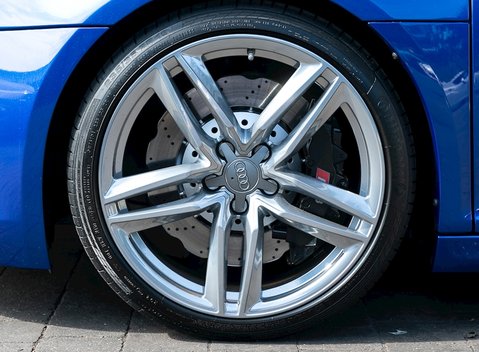 Audi R8 V10 Spyder 12