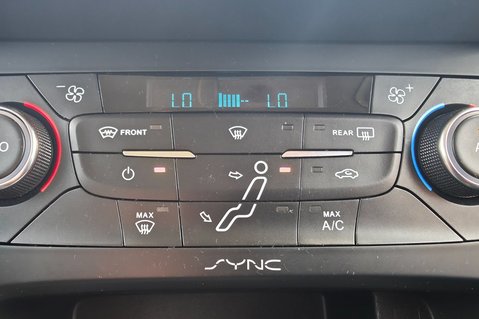 Ford Focus TITANIUM…1 FORMER KEEPER,11 SERVICES,SAT NAV,CLIMATE CONTROL 21