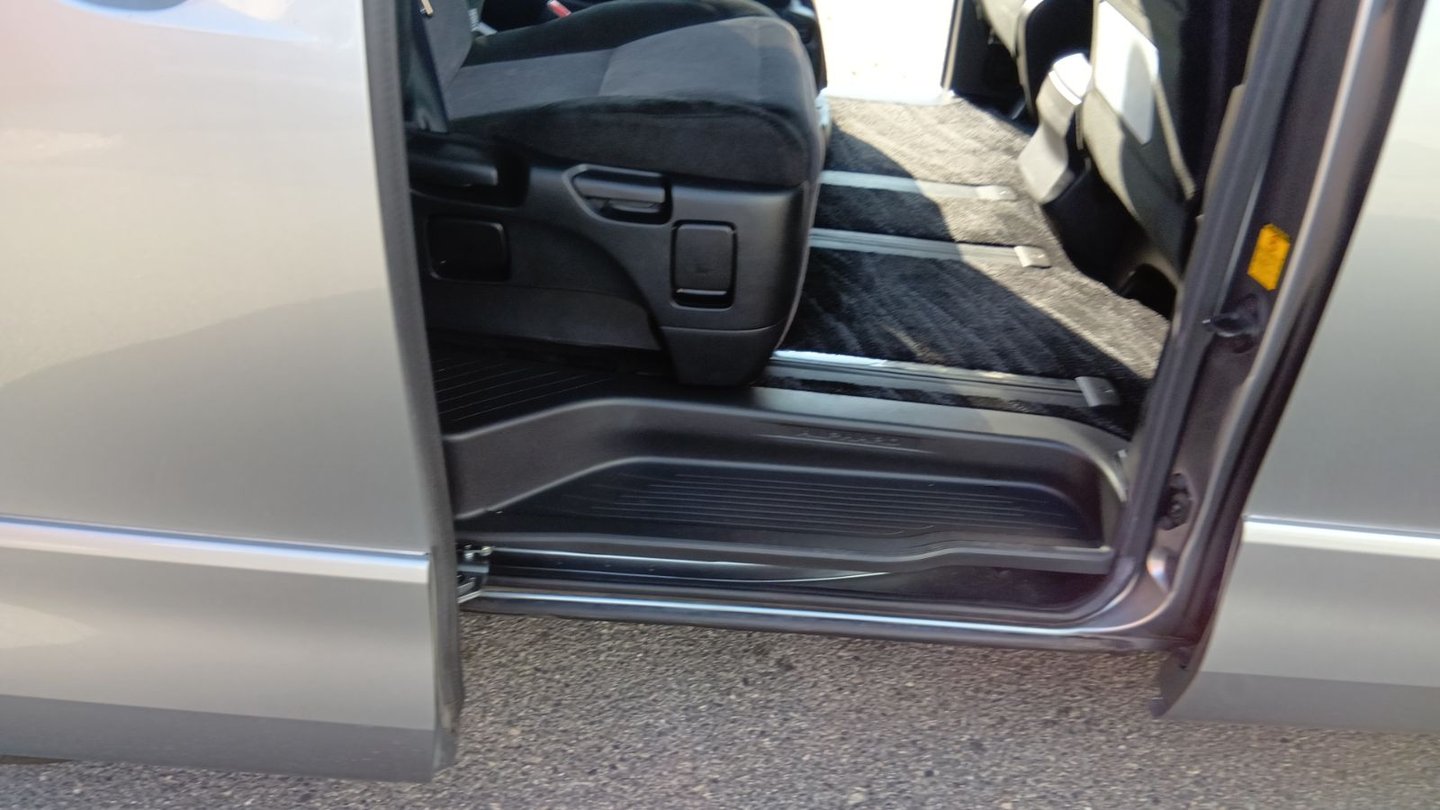 2012 Toyota Alphard JDM car for sale — photo 21 of 25