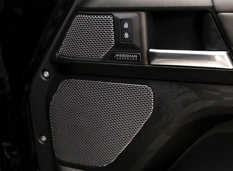 Land Rover Defender 110 V8 Bond Edition 24