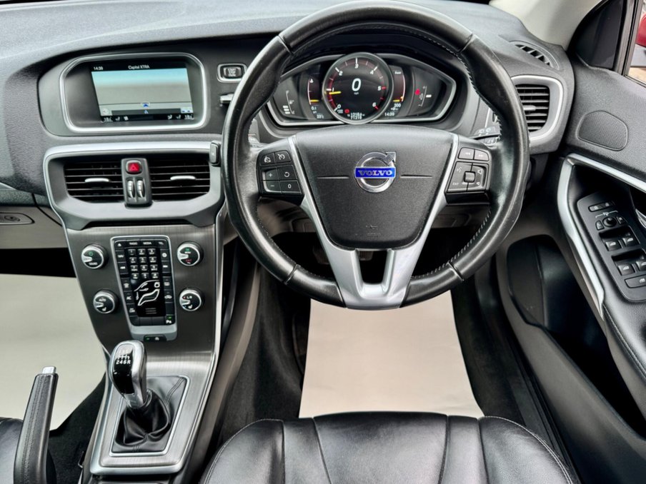 2015 Volvo V40 — image 2