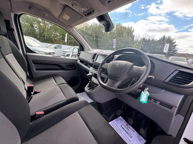 Peugeot Expert XLWB L3H1 Low Roof Professional 2900 Air Con EURO 6 15