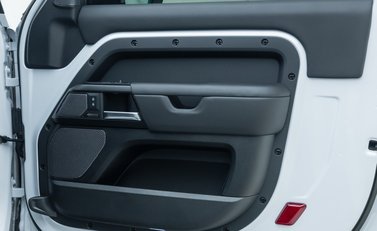 Land Rover Defender 90 V8 P525 URBAN 28