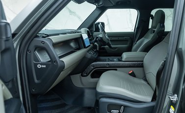 Land Rover Defender 110 OCTA EDITION ONE 21