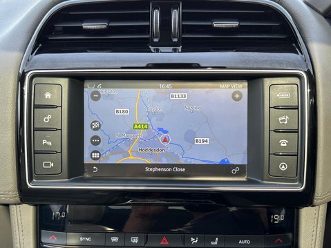 Jaguar F-Pace PORTFOLIO AWD 18