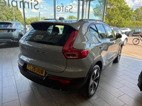 Volvo XC40 2.0 B4 MHEV Plus Dark DCT Auto Euro 6 (s/s) 5dr 4