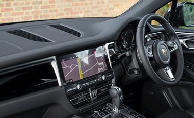 Porsche Macan GTS 17