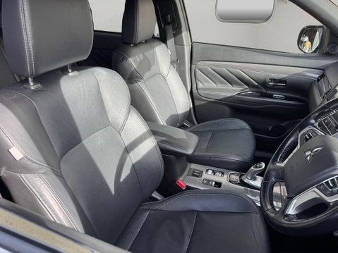 Mitsubishi Outlander 2.4h TwinMotor 13.8kWh 4h CVT 4WD Euro 6 (s/s) 5dr 8