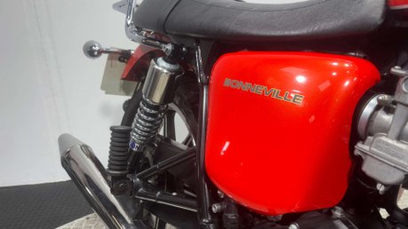 Triumph Bonneville SE 2013 7K NEW MOT INCREDIBLE CONDITION CUSTOM NAKED BIKE 865CC 24