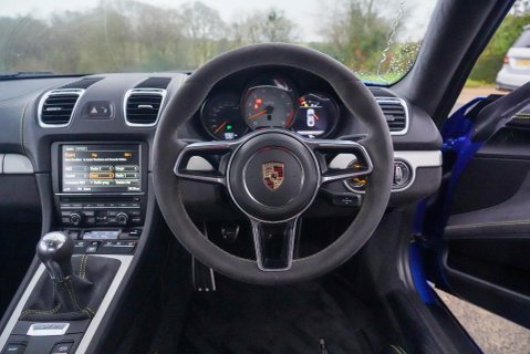 Porsche Cayman GT4 10