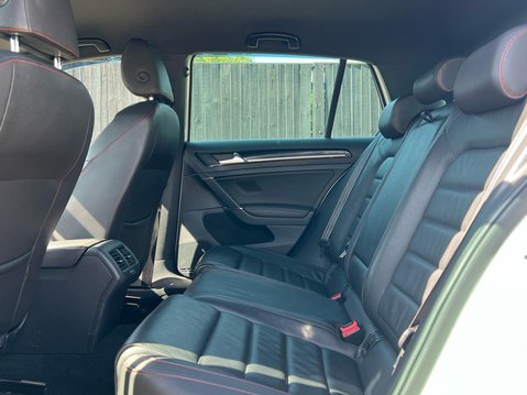 Volkswagen Golf GTI PERFORMANCE DSG 9