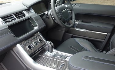 Land Rover Range Rover Sport SVR 5.0 Urban 11