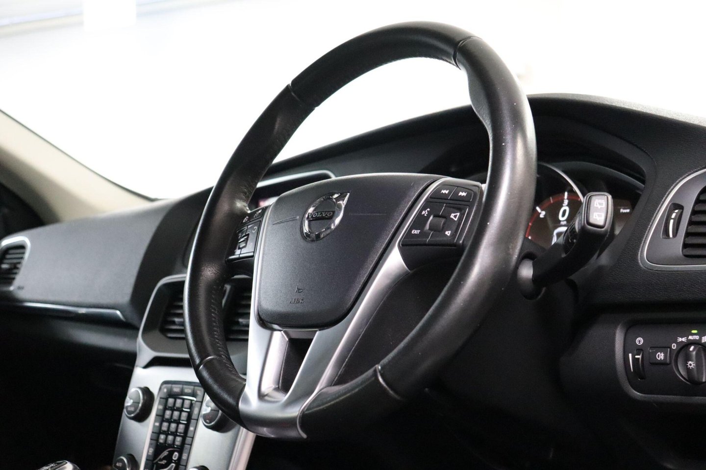 2018 Volvo V40 — image 10