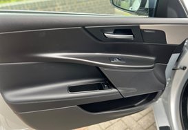 Jaguar XE 2.0 D PORTFOLIO AUTO 32