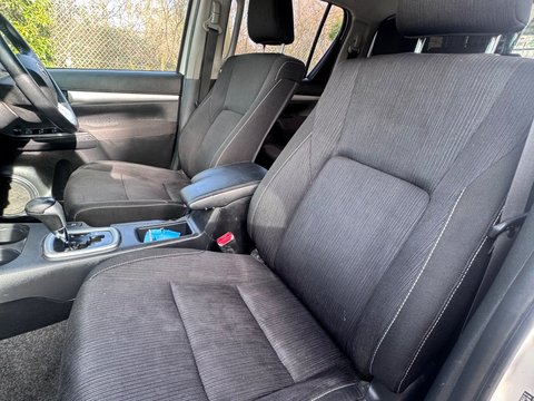 Toyota Hilux INVINCIBLE 4WD D-4D DCB 15