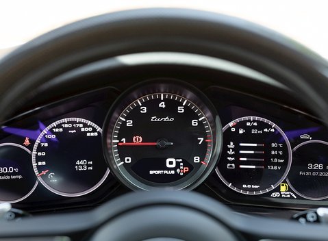 Porsche Panamera Turbo Sport Turismo 18
