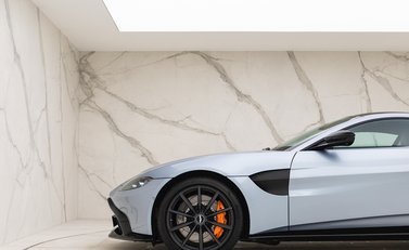 Aston Martin V8 Vantage 22