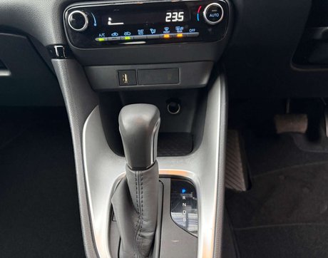 Toyota Yaris 1.5 Yaris Design HEV CVT 5dr 27