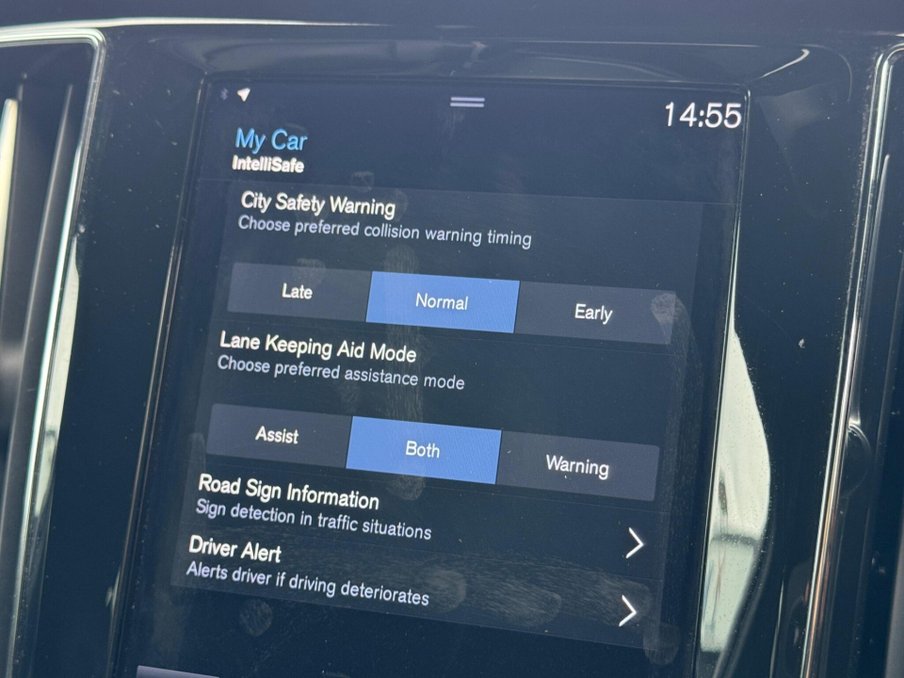 2021 Volvo V60 — image 24