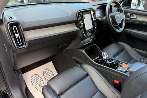 Volvo XC40 B4 INSCRIPTION PRO AWD MHEV - ONE OWNER - PAN ROOF - APPLE CARPLAY  24