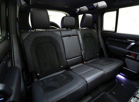 Land Rover Defender 110 V8 Bond Edition 12