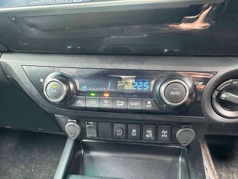 Toyota Hilux 2.4 HI-Luxury Invincible D-4D 4WD Double Cab Auto 4WD 5dr 15