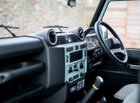 Land Rover Defender 110 Heritage 22