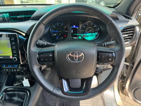 Toyota Hilux INVINCIBLE X 4WD D-4D DCB 40