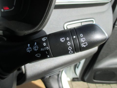 Renault Kadjar 1.3 TCe Iconic Euro 6 (s/s) 5dr 36