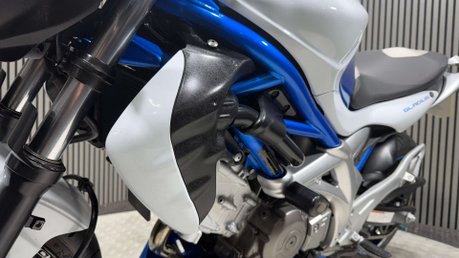 Suzuki Gladius 650 2010 ONLY 26K SV650 MOTOR MOT 08/27 SERVICED A2 650CC 32