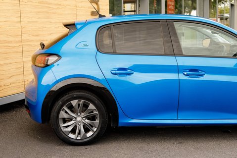 Peugeot 208 ALLURE PREMIUM 8