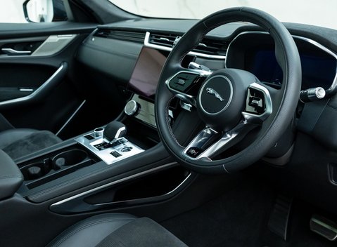 Jaguar F-Pace SVR 10