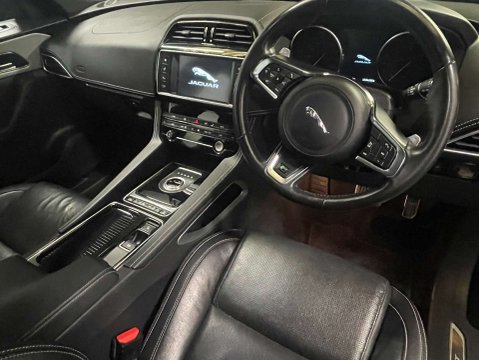 Jaguar F-Pace 2.0 F-PACE R-Sport AWD D Auto 4WD 5dr 15