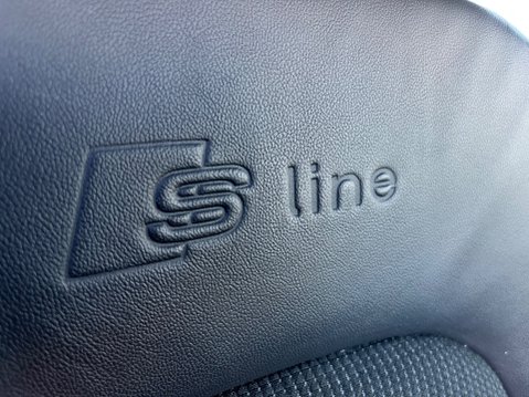 Audi A4 2.0 TDI 177 BLACK EDITION 16