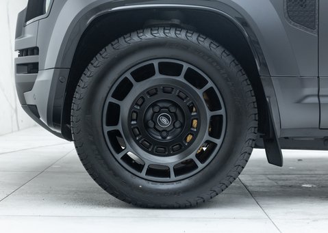 Land Rover Defender OCTA EDITION ONE