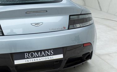 Aston Martin V12 Vantage S 21