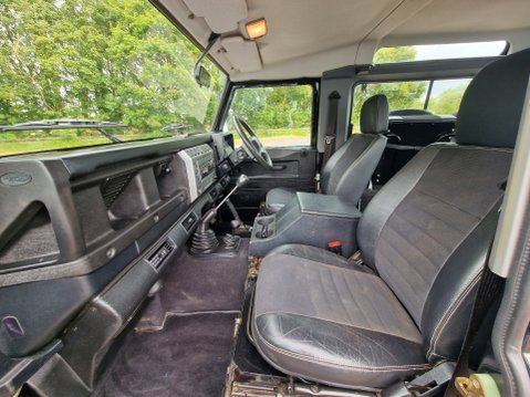 Land Rover Defender 90 TD5 XS STATION WAGON 8