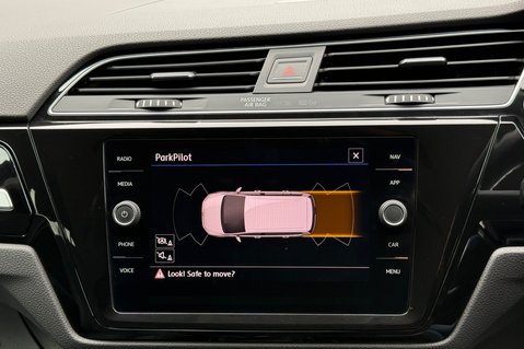 Volkswagen Touran SEL TSI DSG AUTOMATIC - 7 SEATS - ADAPTIVE CRUISE -DEMO +1 OWNER -FVWSH 41