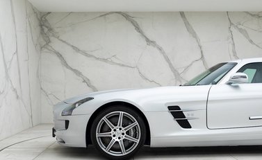 Mercedes-Benz SLS AMG 25