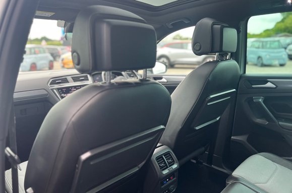 Volkswagen Tiguan R-LINE TECH 2.0 TDI 4MOTION DSG AUTO 26