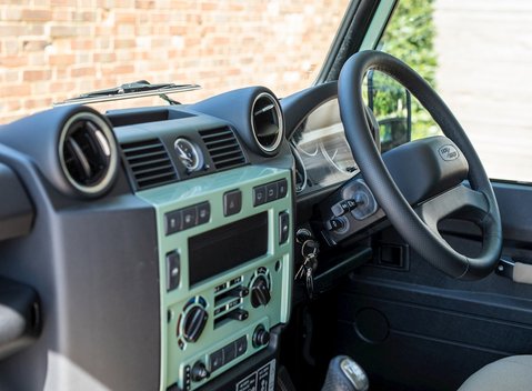 Land Rover Defender 110 Heritage Station Wagon 17