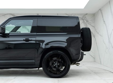 Land Rover Defender 90 V8 Bond Edition 29