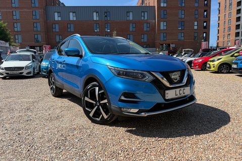 Nissan Qashqai TEKNA DIG-T.. 6 SERVICES.. GLASS ROOF.BOSE.CRUISE CONTROL  1