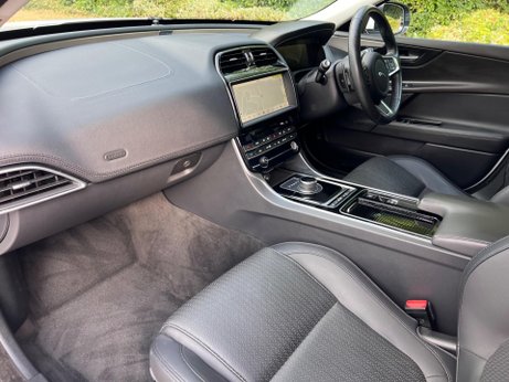 Jaguar XE 2.0i Portfolio Auto AWD Euro 6 (s/s) 4dr 26
