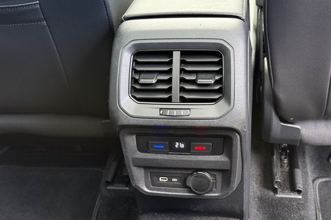 Volkswagen Tiguan R-LINE TDI DSG - RARE LEATHER INTERIOR - APPLE CAR PLAY -CAMERA 36