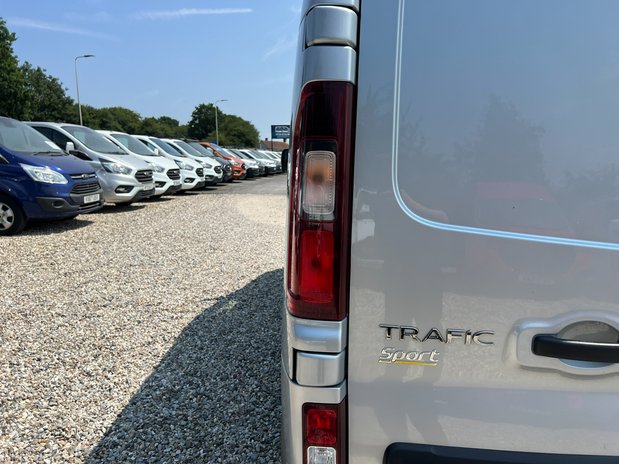 Renault Trafic Crew Cab (SOLD) SWB L1H1 Sport SL28 Air Con Alloys Sensors Tow Bar EURO 6 N 24